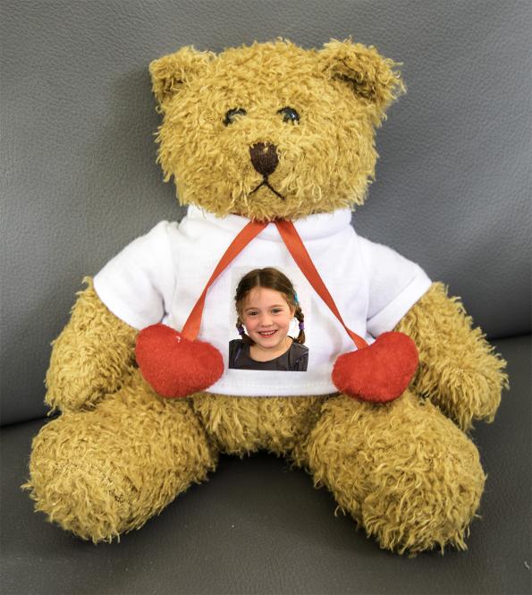 Teddybär mit roten Herzen 